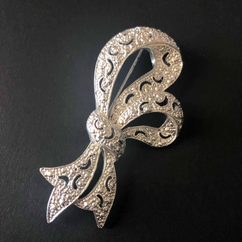Silver Tone Ribbon Brooch - Picture 6 of 8